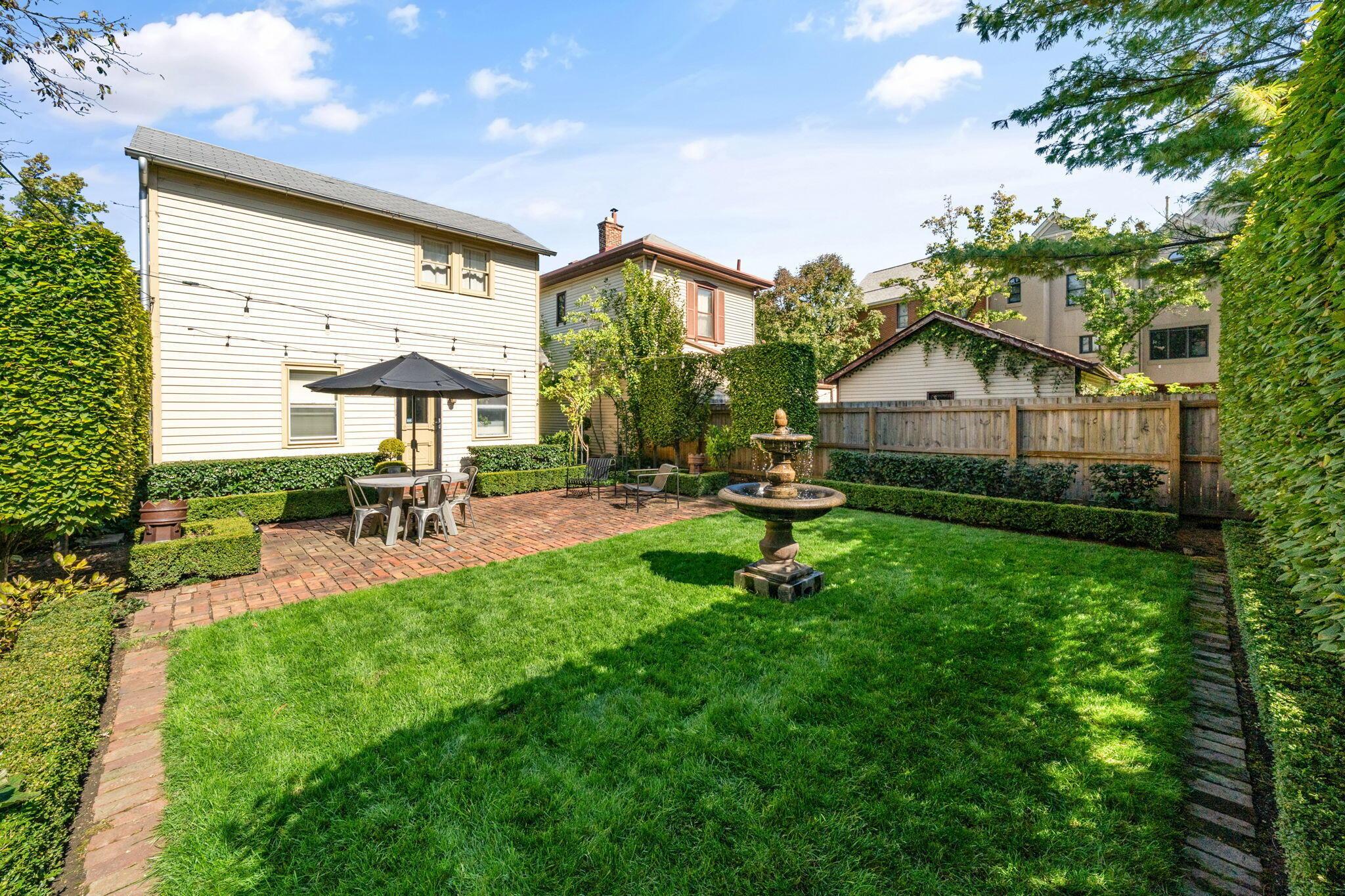 307 E Sycamore Street