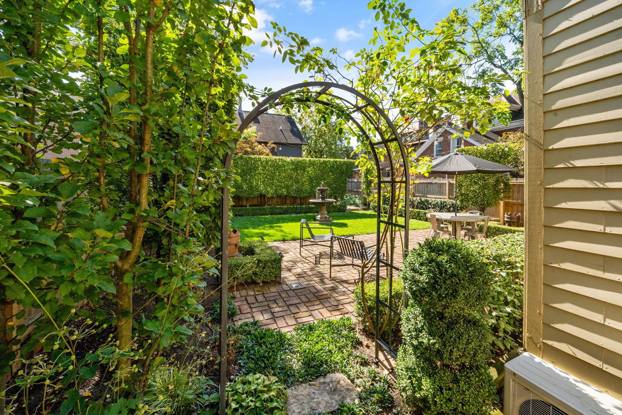 307 E Sycamore Street