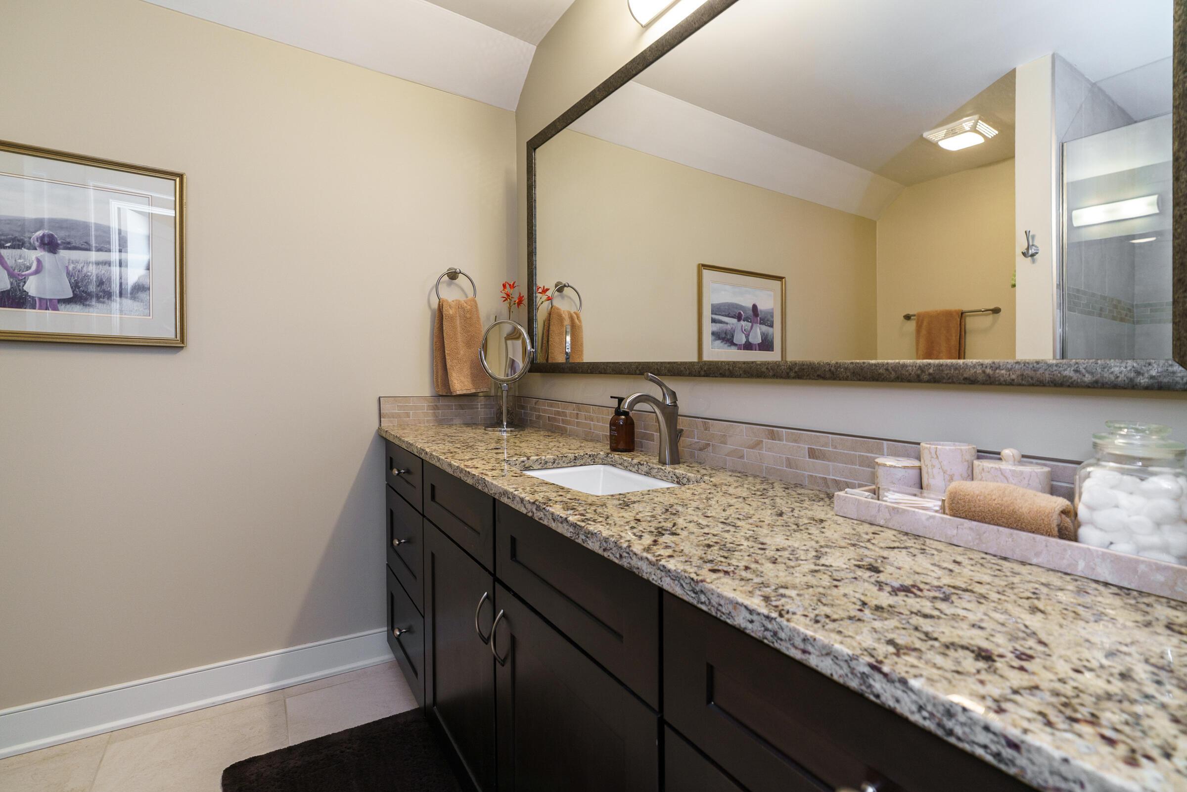 639 S Grant Avenue, 16 16