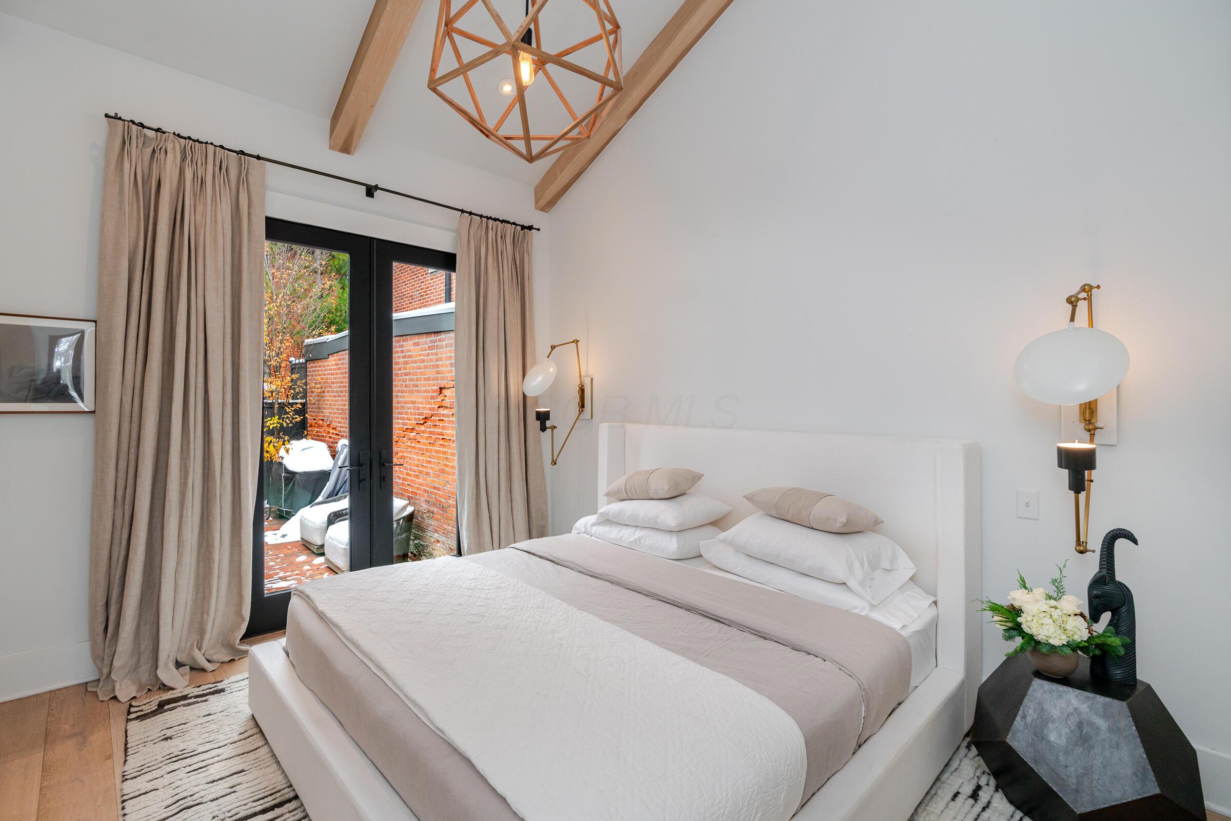 186 E Sycamore Street