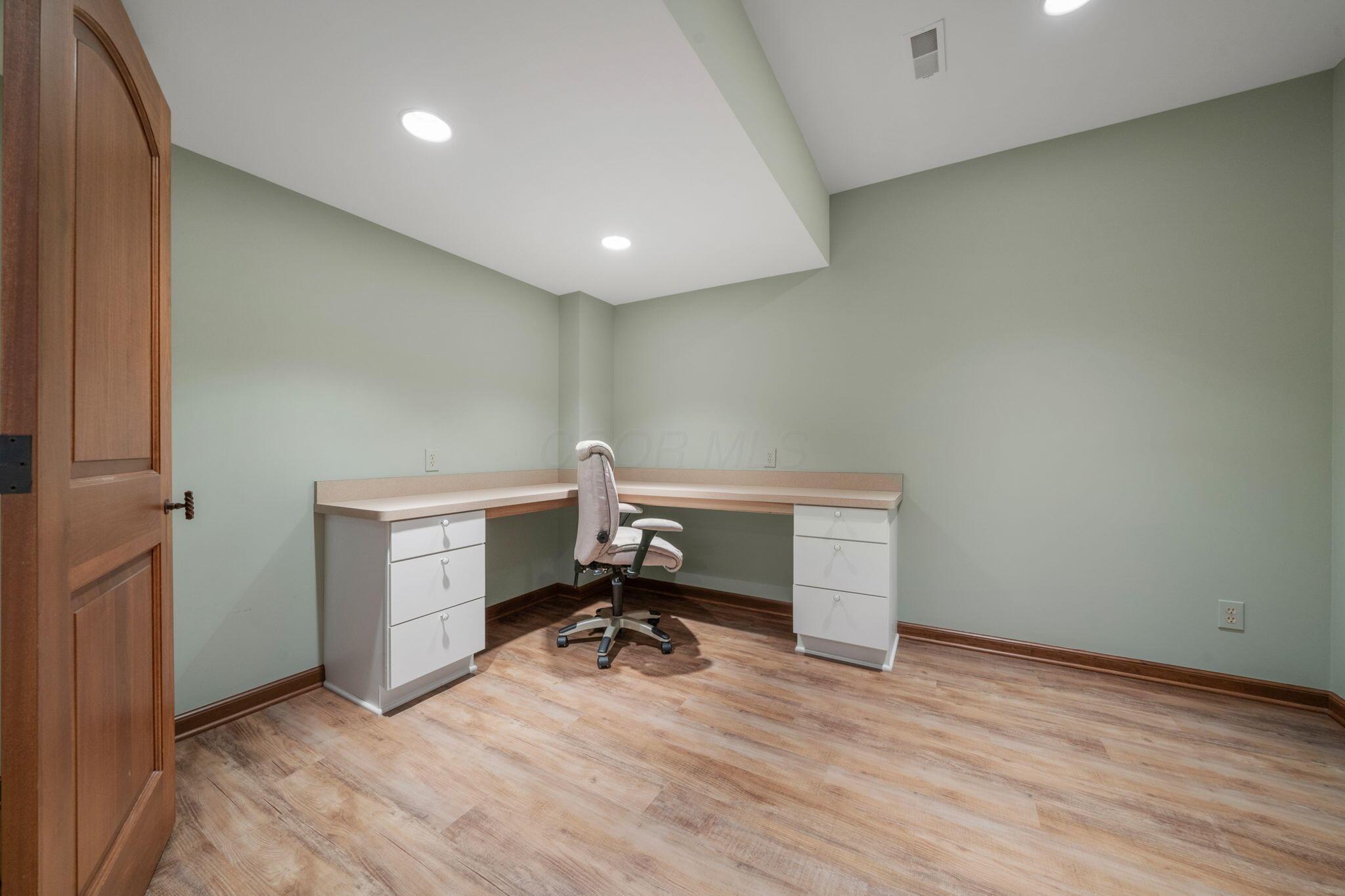 7871 Calverton Square