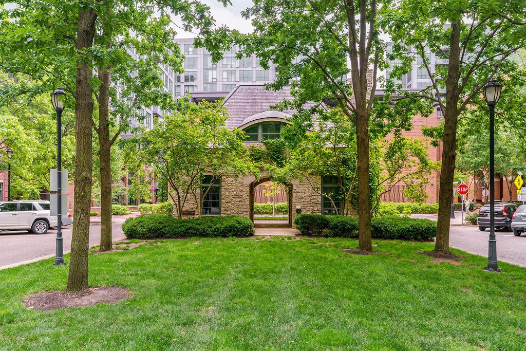 250 Daniel Burnham Square, 606