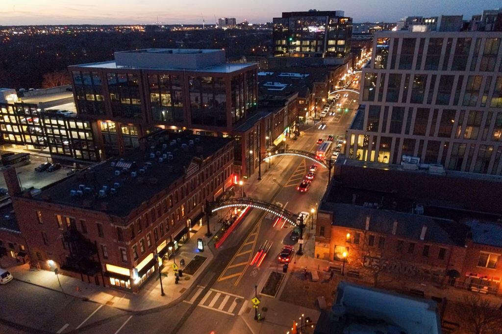 250 Daniel Burnham Square, 606