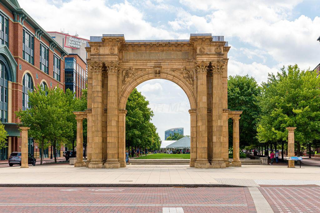 250 Daniel Burnham Square, 606