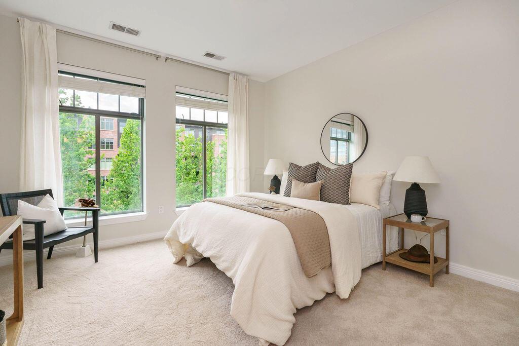 250 Daniel Burnham Square, 606