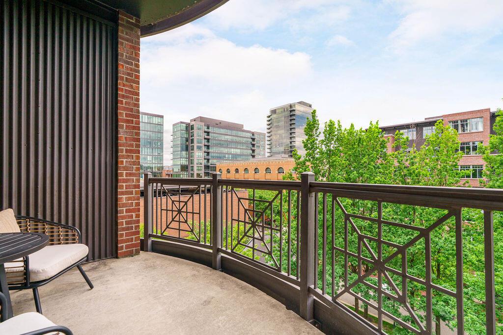 250 Daniel Burnham Square, 606