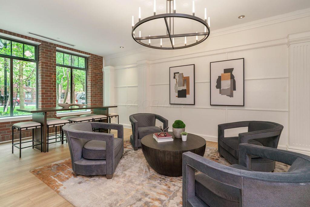 250 Daniel Burnham Square, 606