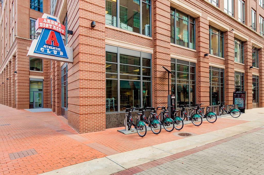 250 Daniel Burnham Square, 606