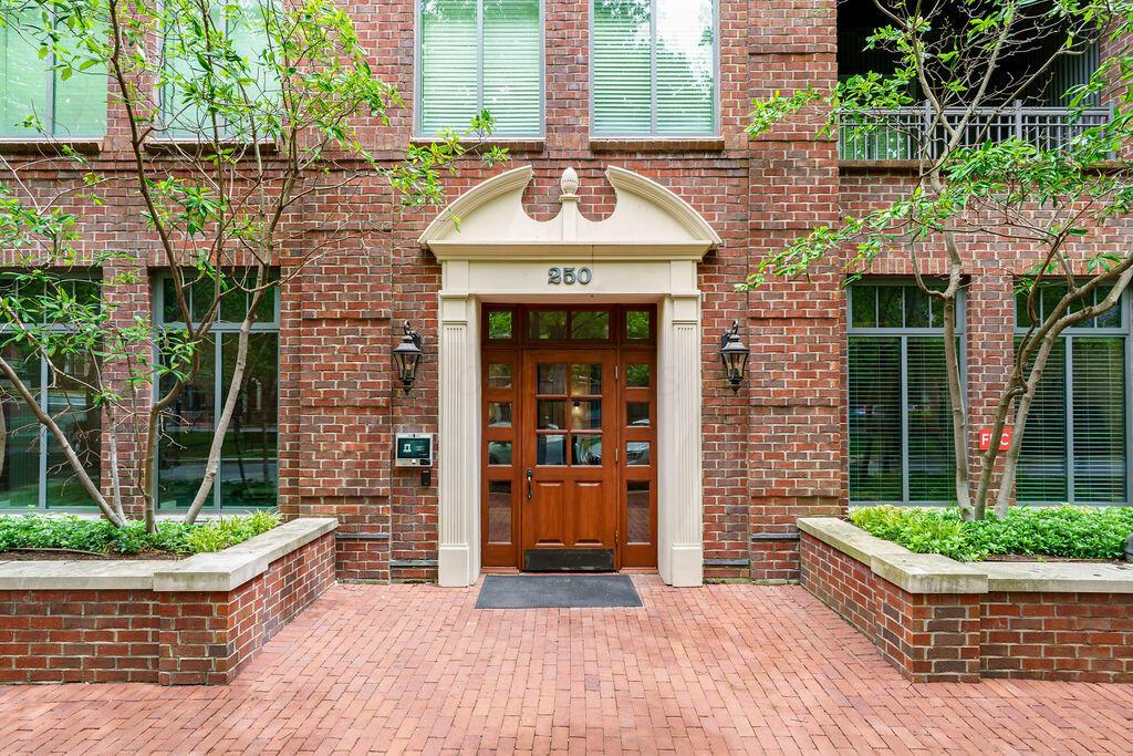 250 Daniel Burnham Square, 606