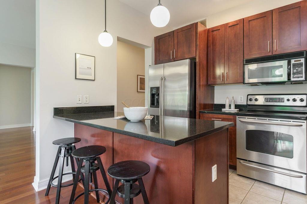 250 Daniel Burnham Square, 606