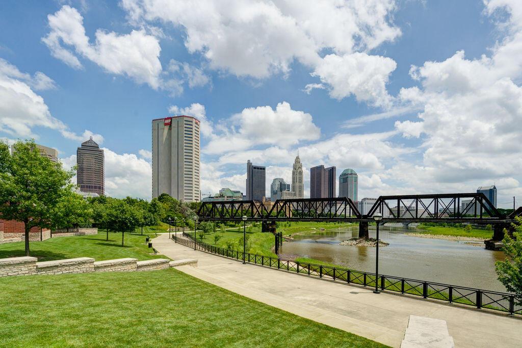 250 Daniel Burnham Square, 606