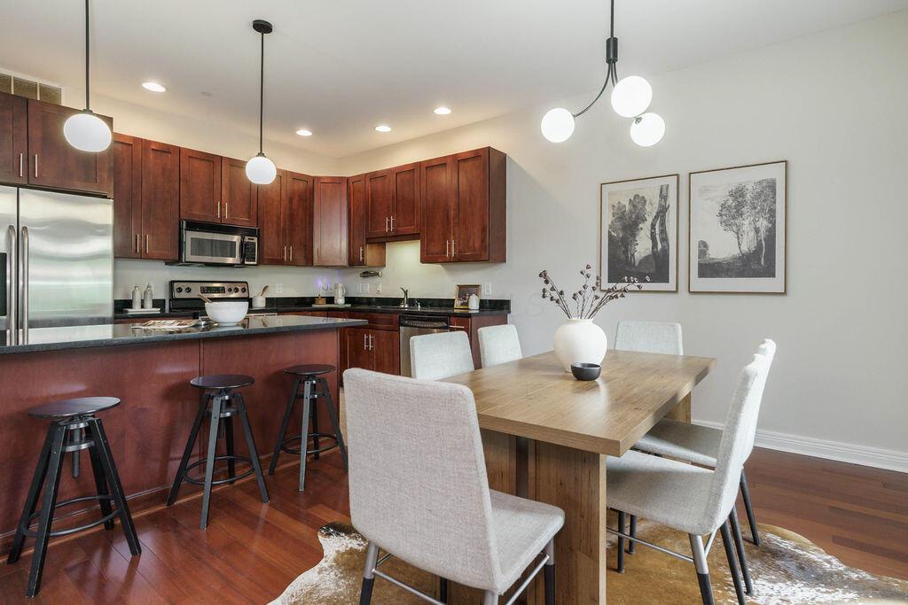 250 Daniel Burnham Square, 606