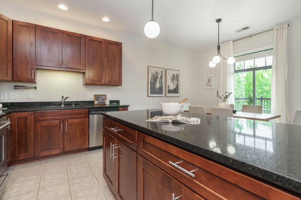250 Daniel Burnham Square, 606