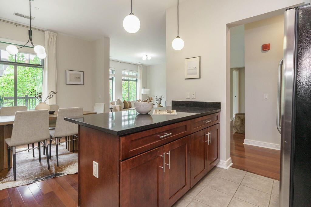 250 Daniel Burnham Square, 606