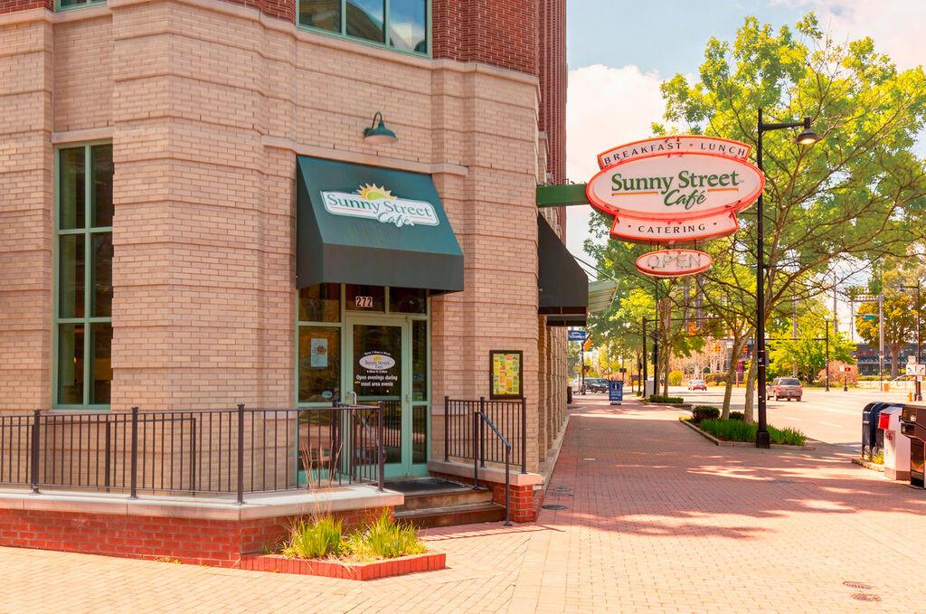 250 Daniel Burnham Square, 606