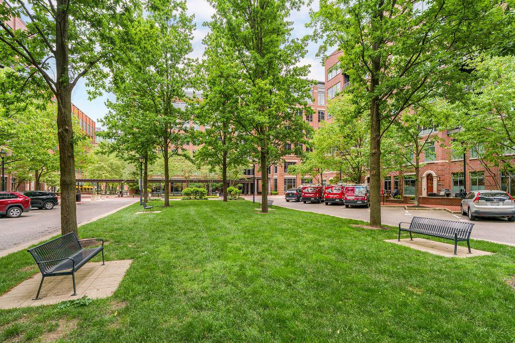 250 Daniel Burnham Square, 606