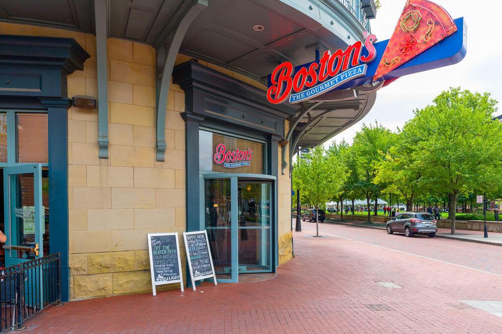 250 Daniel Burnham Square, 606