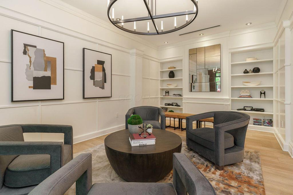 250 Daniel Burnham Square, 606