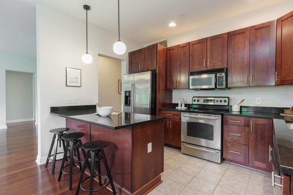 250 Daniel Burnham Square, 606