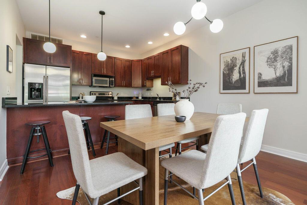 250 Daniel Burnham Square, 606