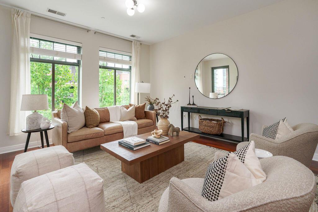 250 Daniel Burnham Square, 606