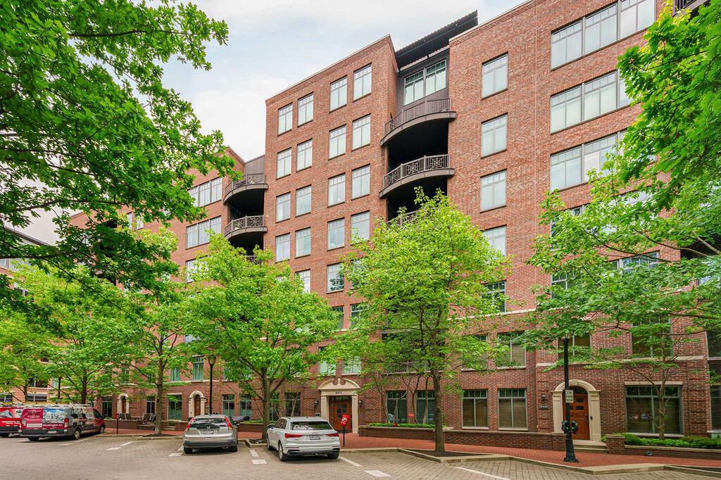 250 Daniel Burnham Square, 606