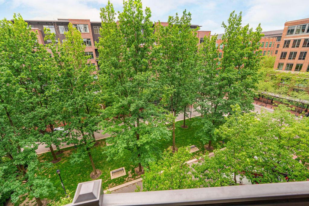 250 Daniel Burnham Square, 606