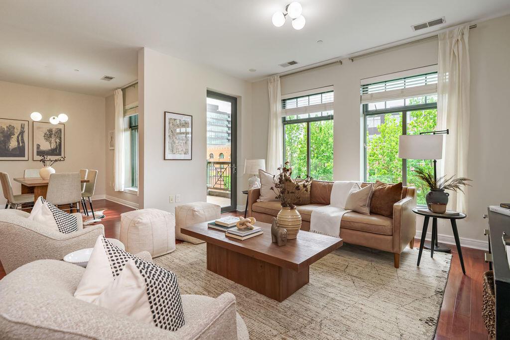 250 Daniel Burnham Square, 606