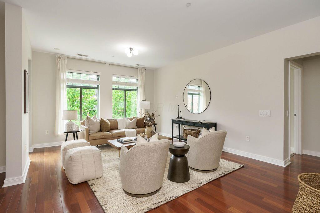 250 Daniel Burnham Square, 606