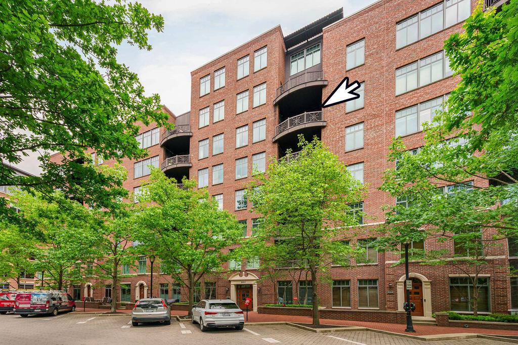 250 Daniel Burnham Square, 606