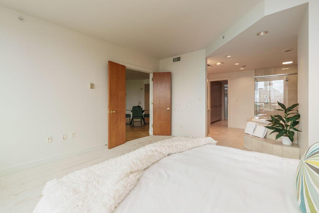 1 Miranova Place, 805
