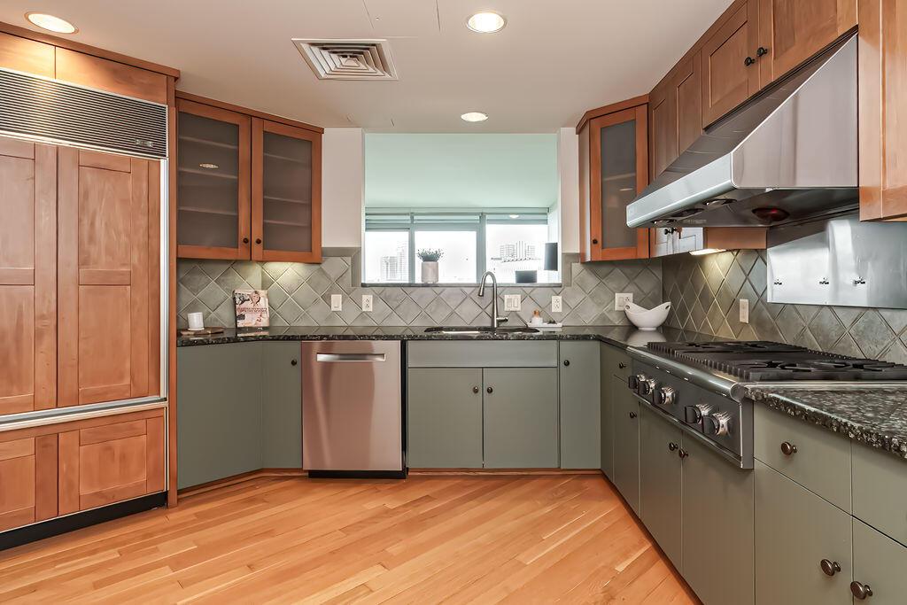 1 Miranova Place, 805