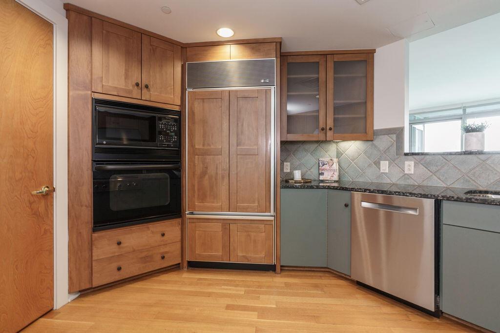 1 Miranova Place, 805