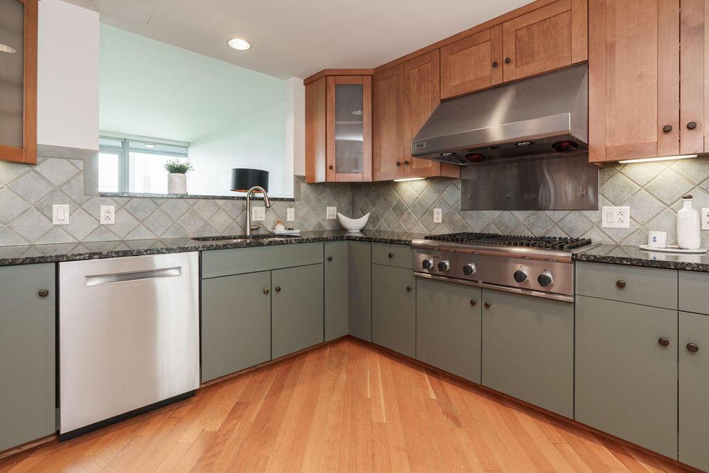 1 Miranova Place, 805