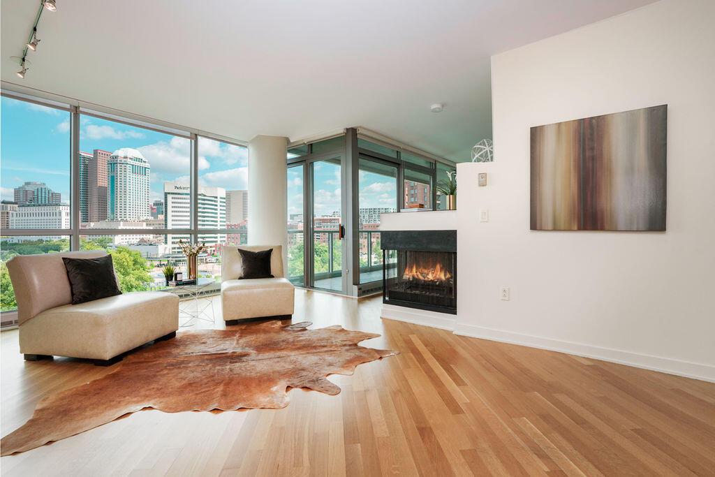 1 Miranova Place, 805