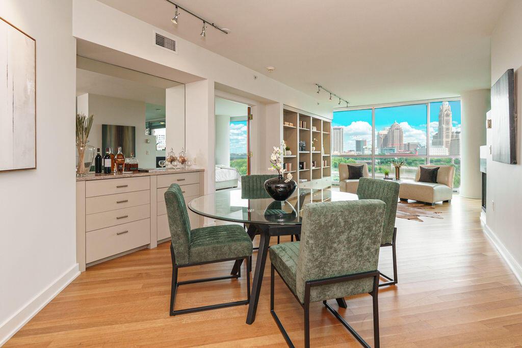 1 Miranova Place, 805
