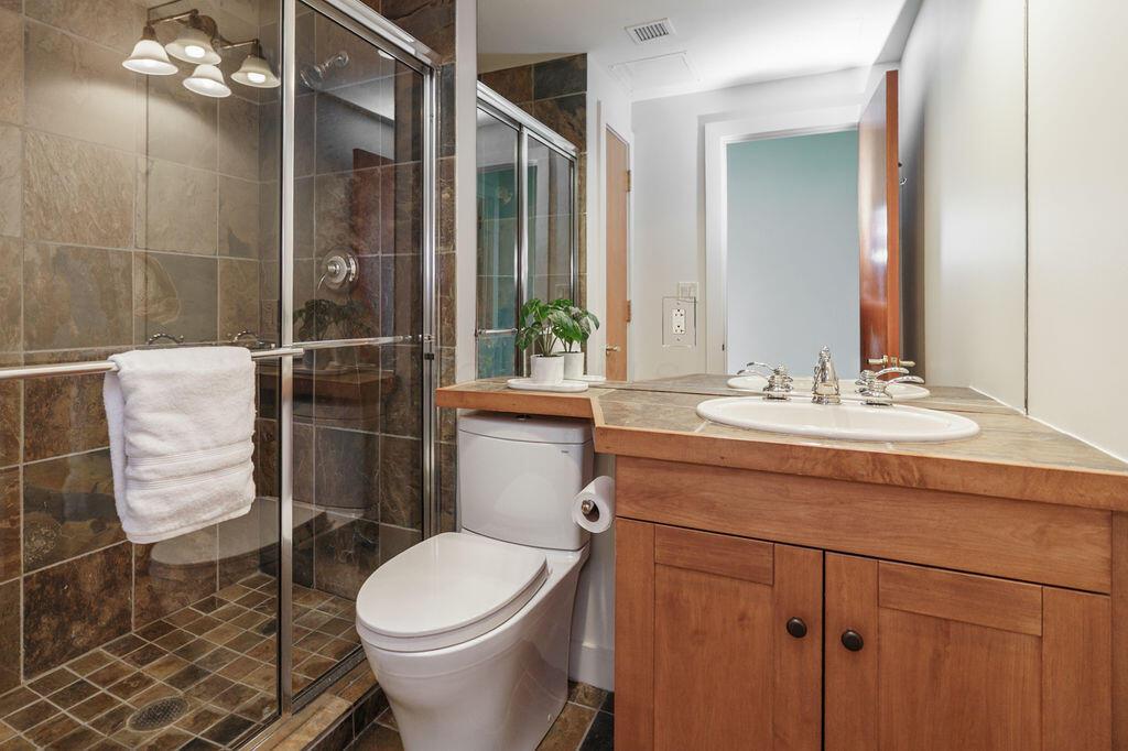 1 Miranova Place, 805