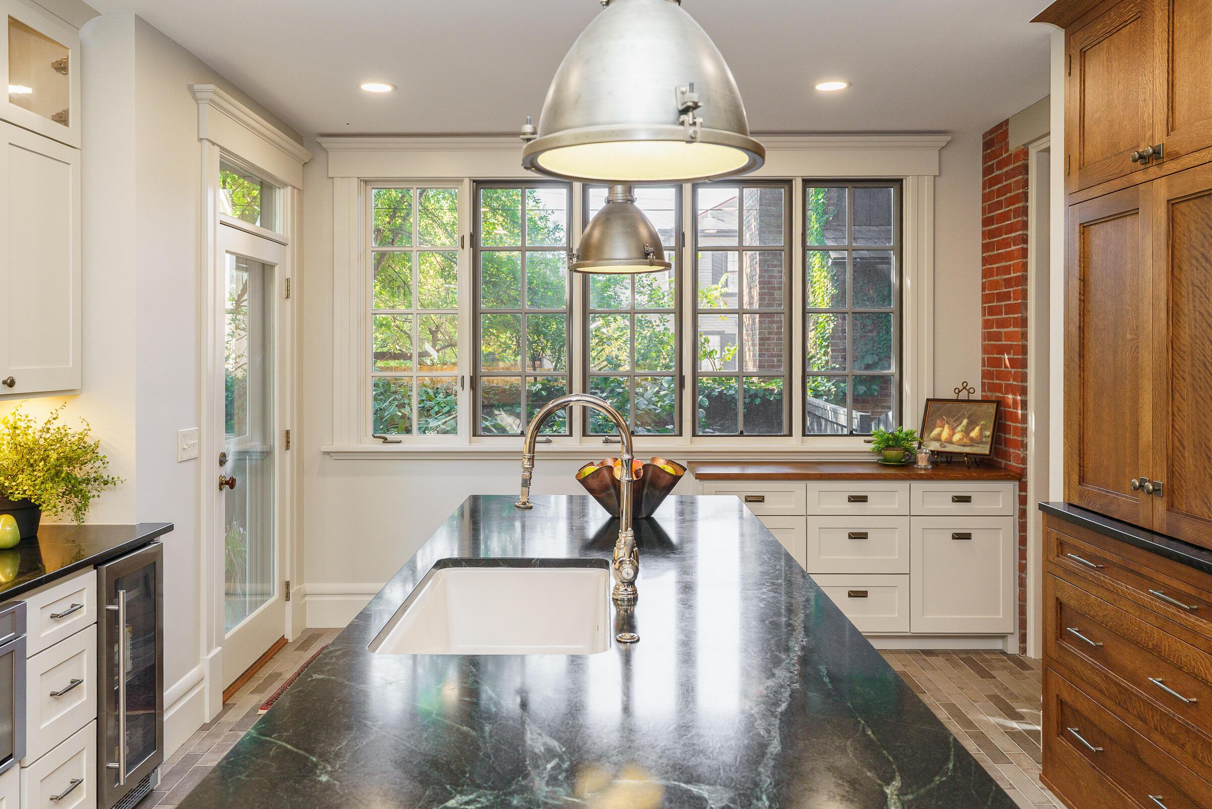 544 S 6th Street