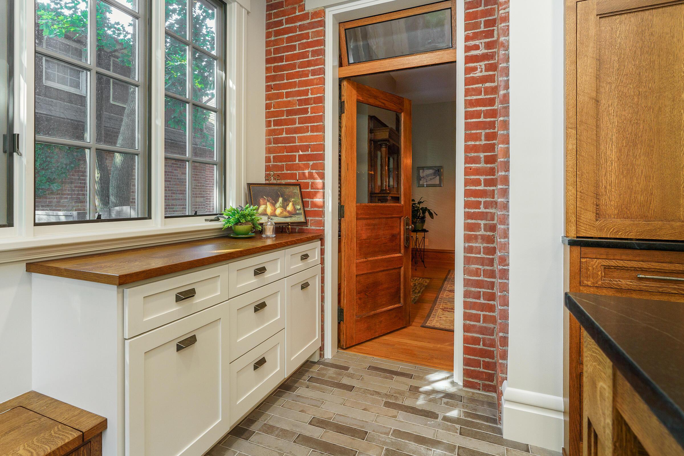 544 S 6th Street