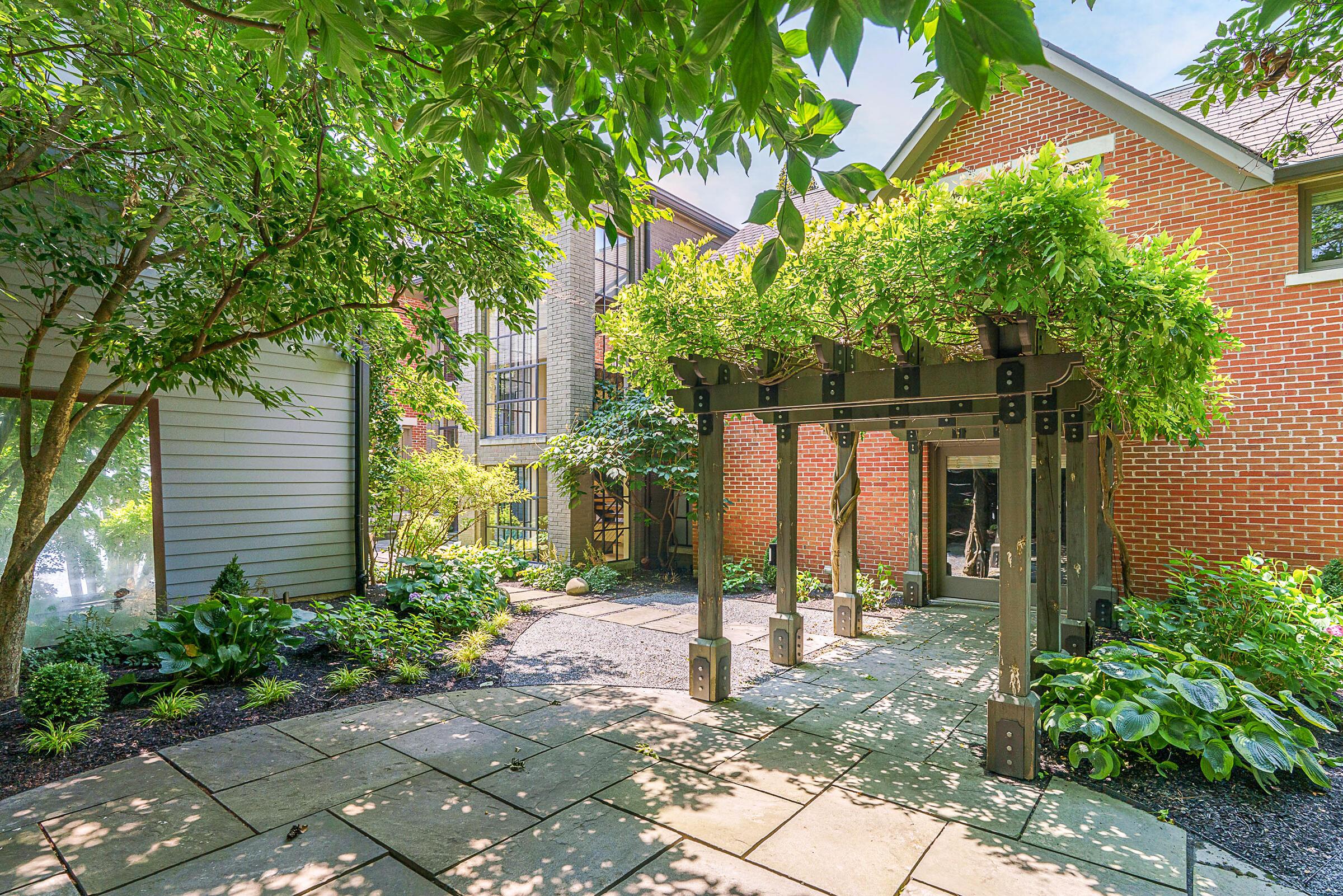 252 E Beck Street