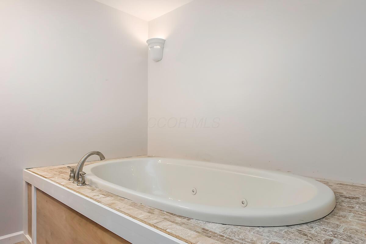 2476 Broadway