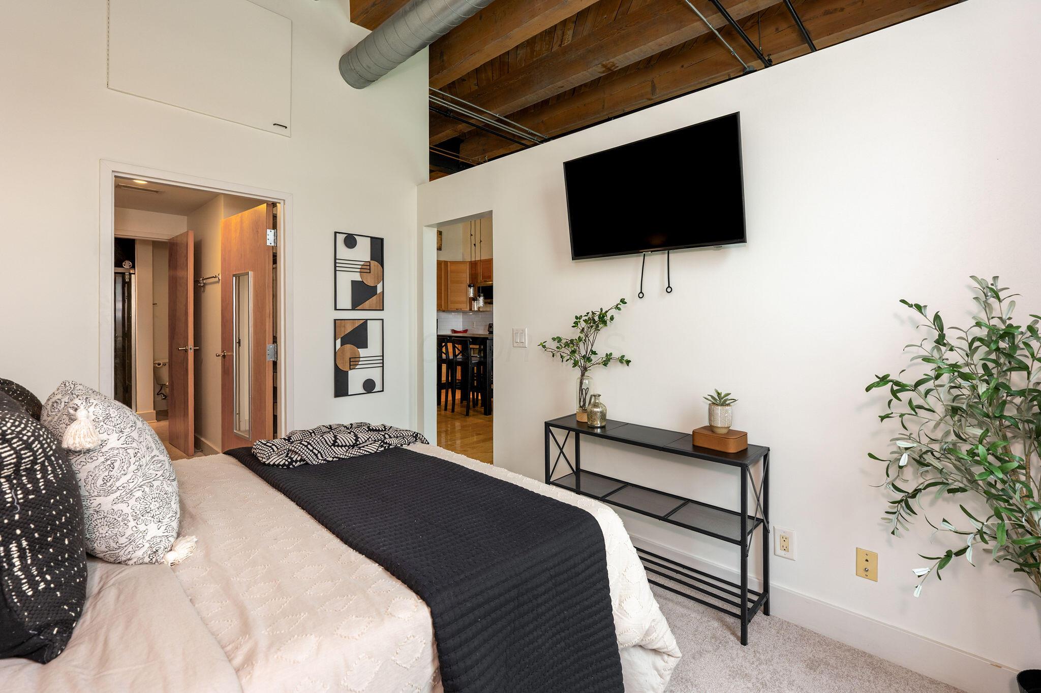 150 E Main, 305