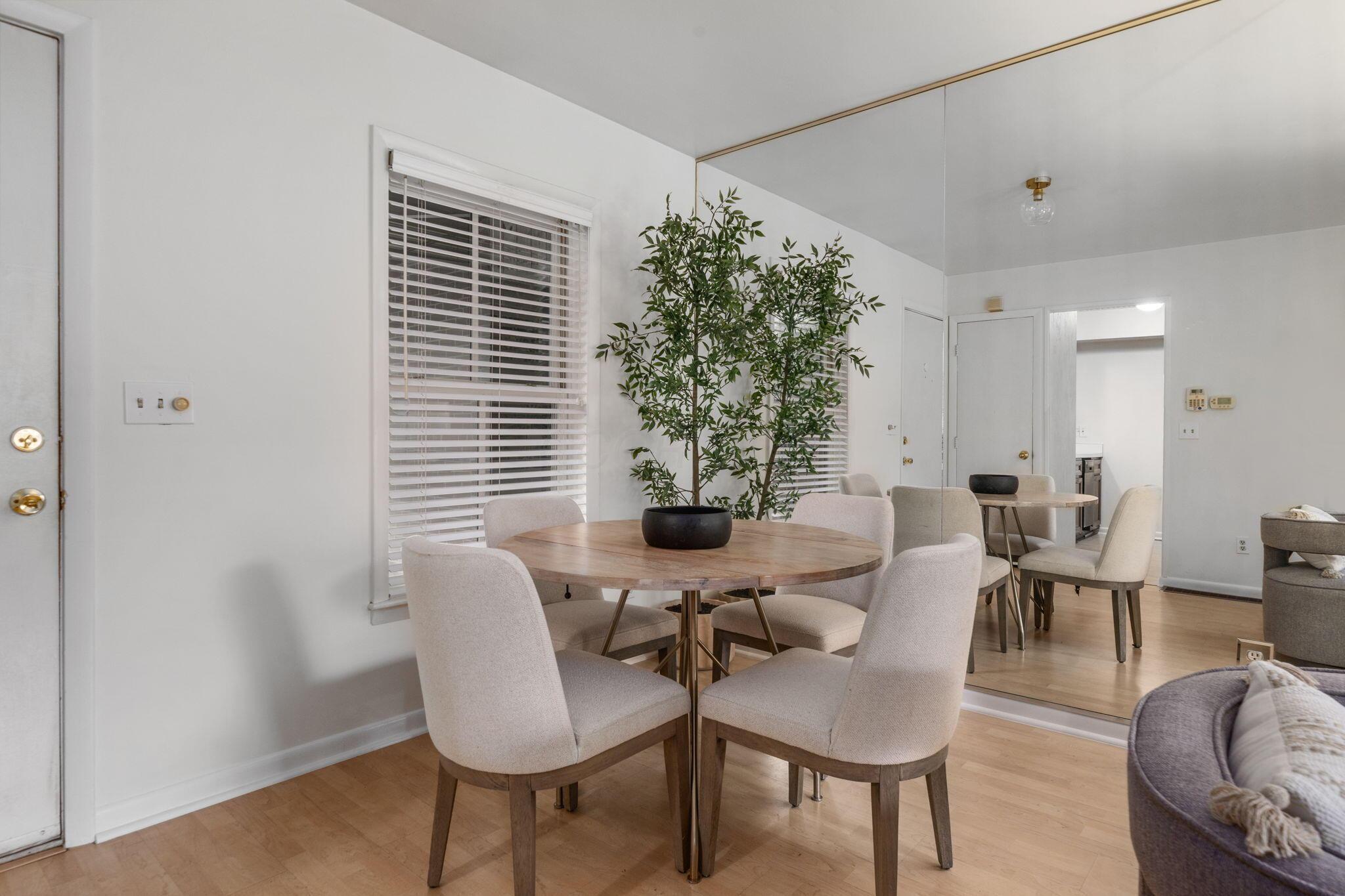 253 E Kossuth Street, A