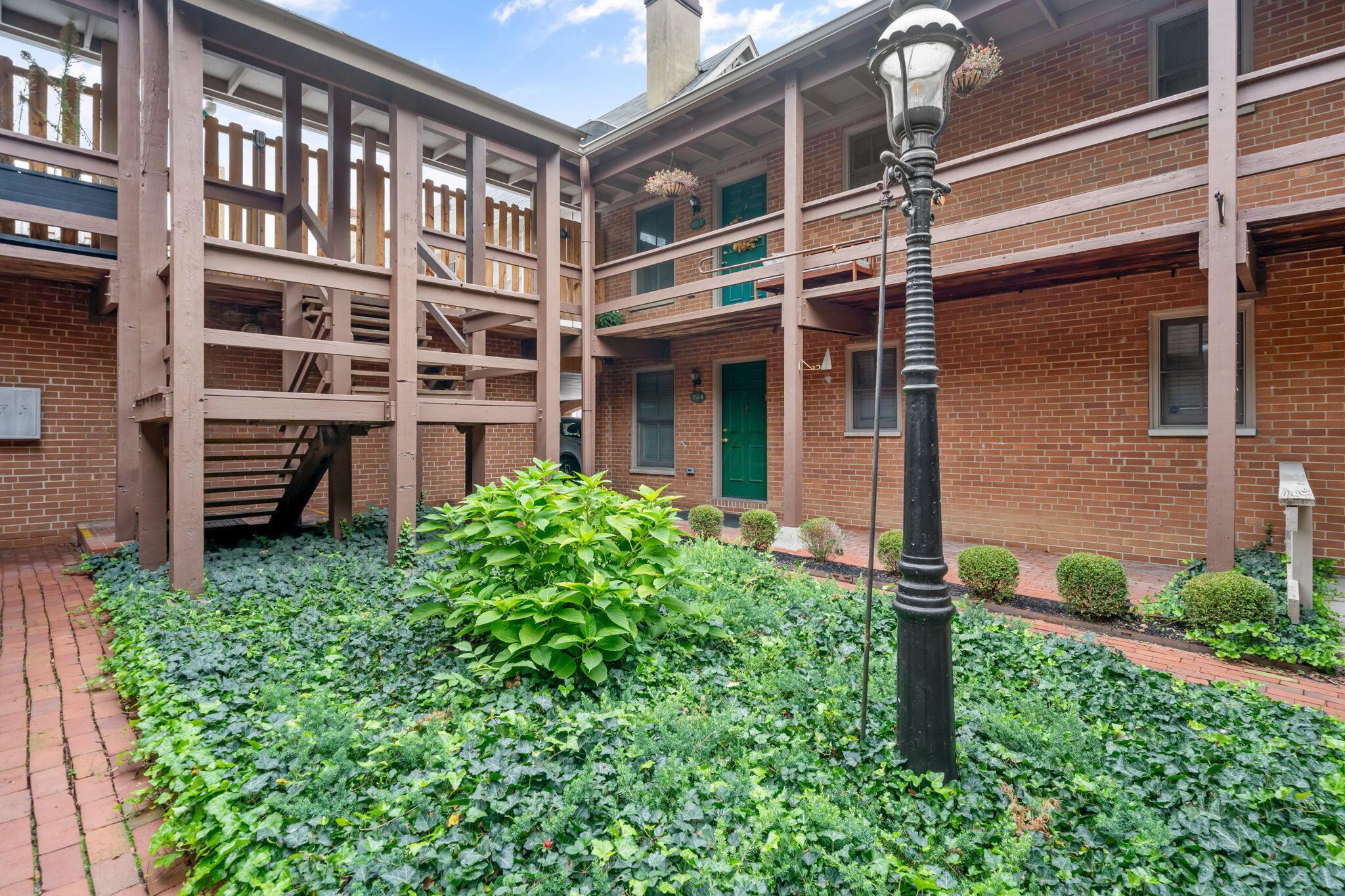 253 E Kossuth Street, A