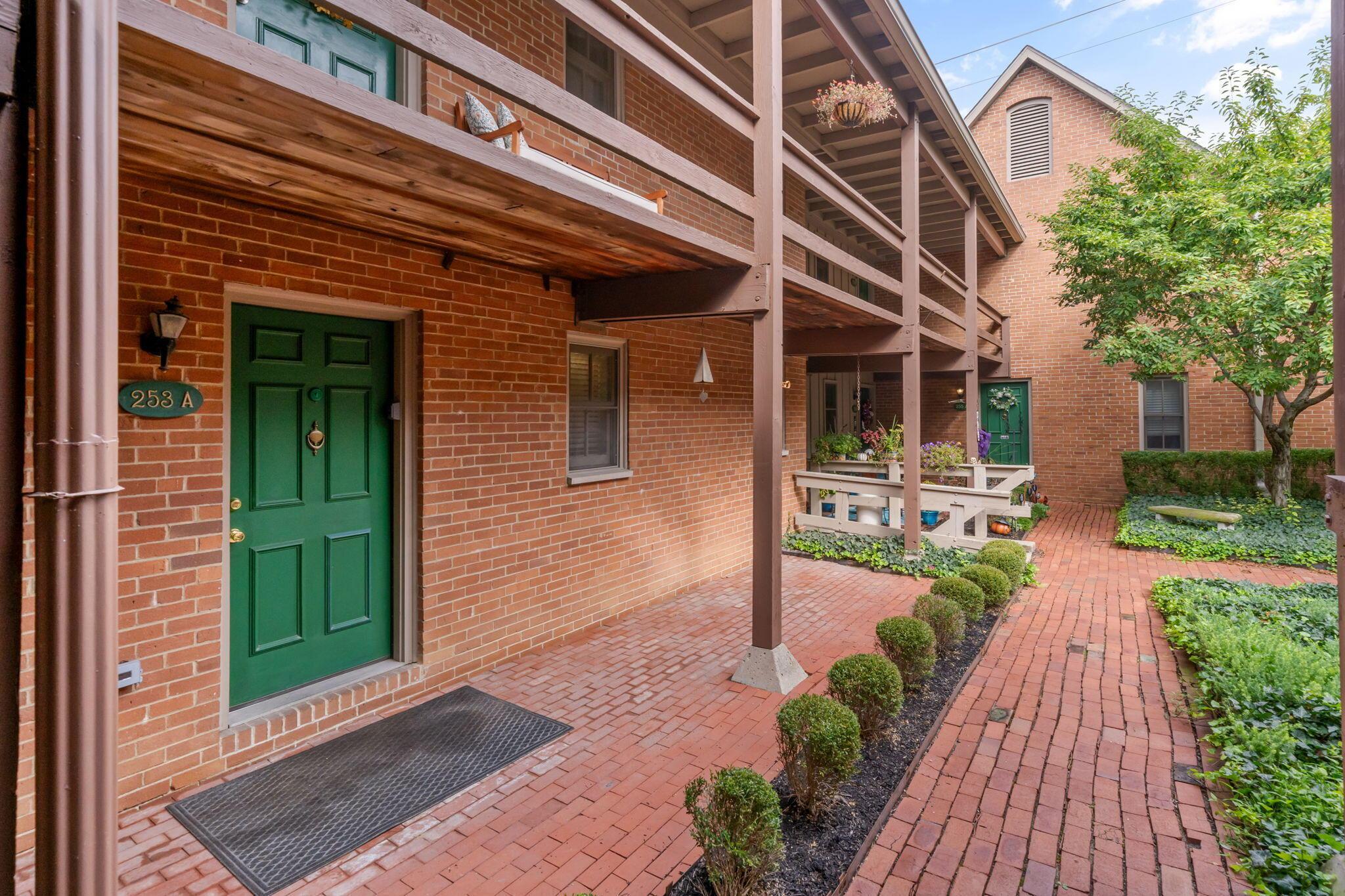 253 E Kossuth Street, A
