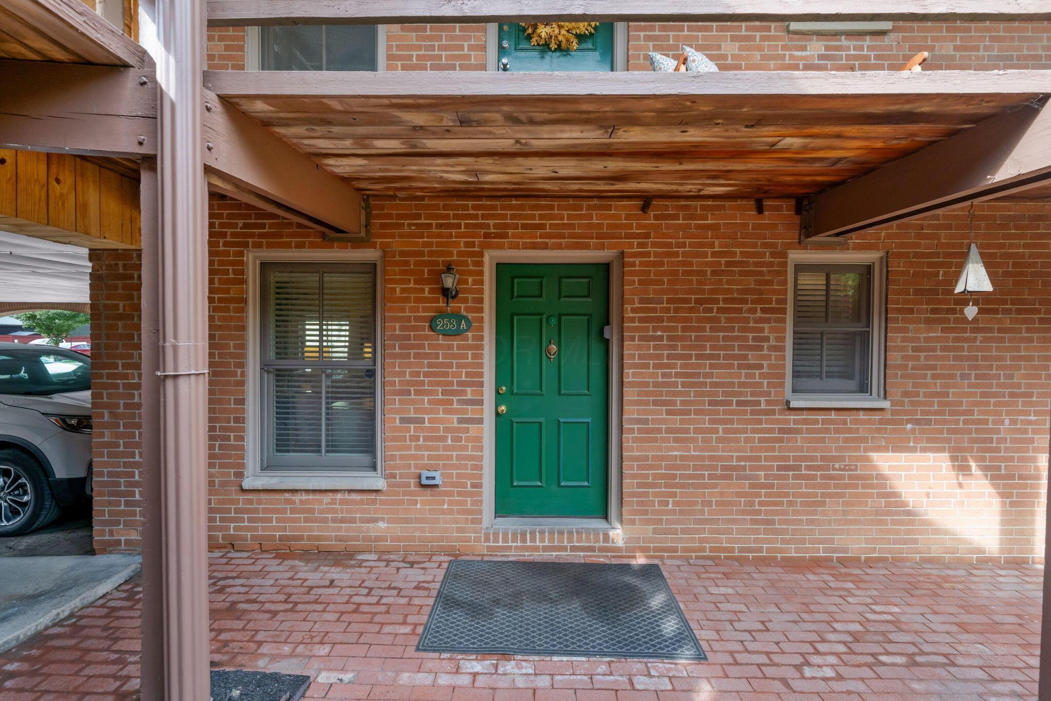 253 E Kossuth Street, A