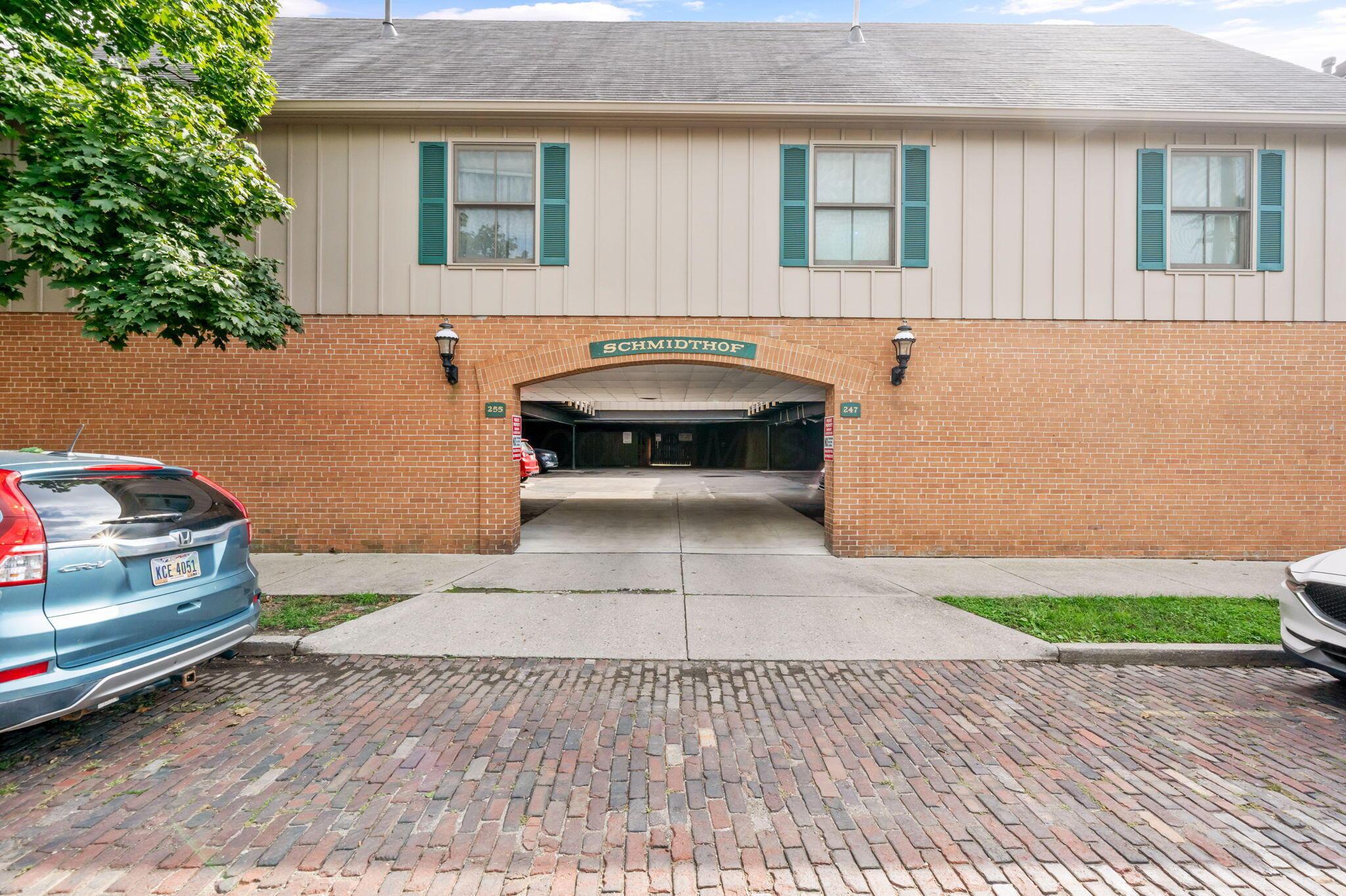 253 E Kossuth Street, A