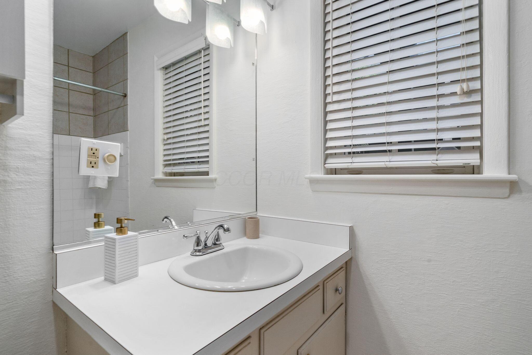 253 E Kossuth Street, A