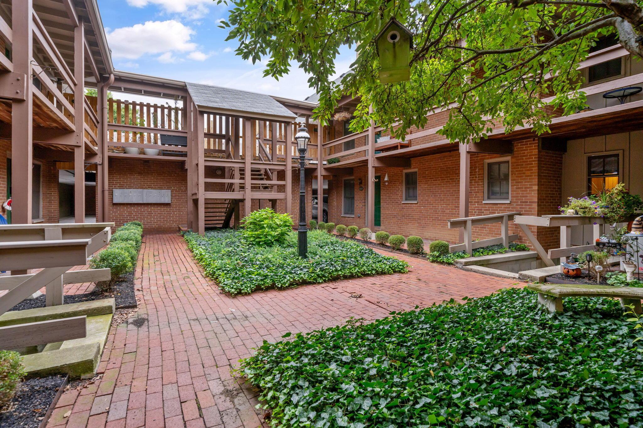 253 E Kossuth Street, A