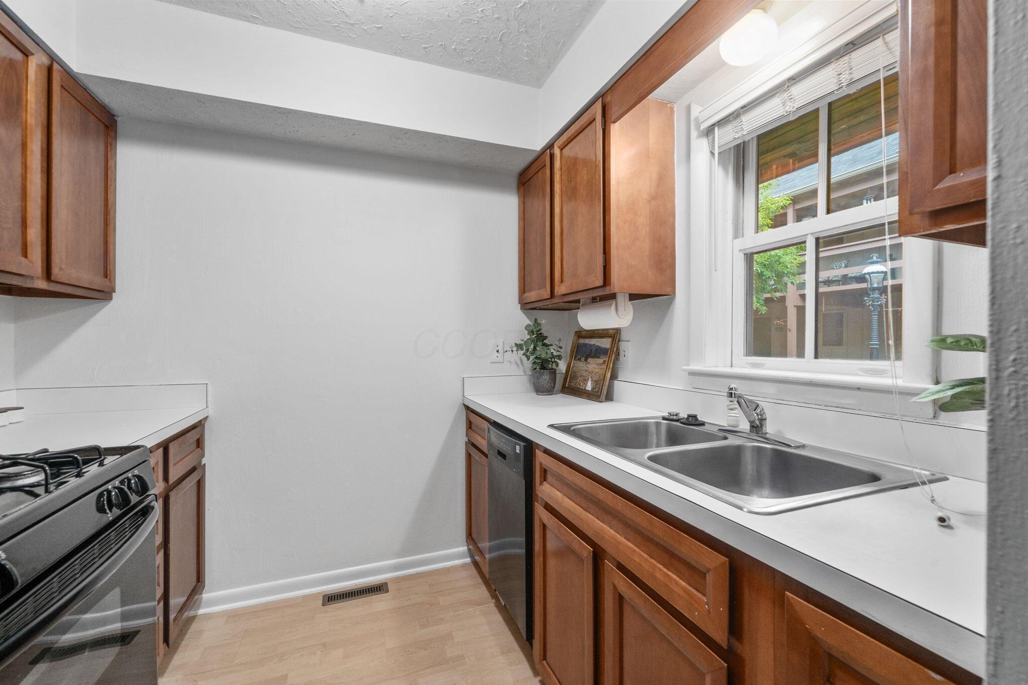 253 E Kossuth Street, A